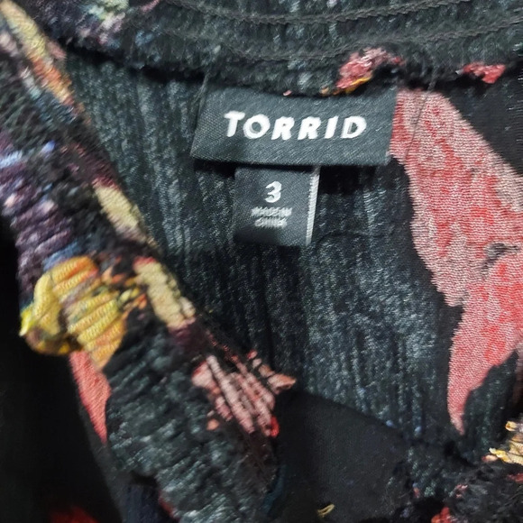 Torrid Floral Black Rayon Crepe Smocked Cold Shoulder Top in Size 3 / 22-24 - Picture 12 of 14